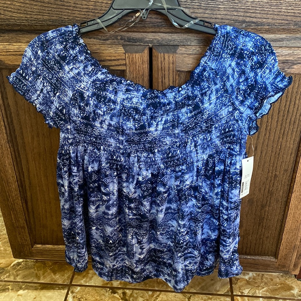 No Boundaries woman top blue with some white size XL / XG 15/17